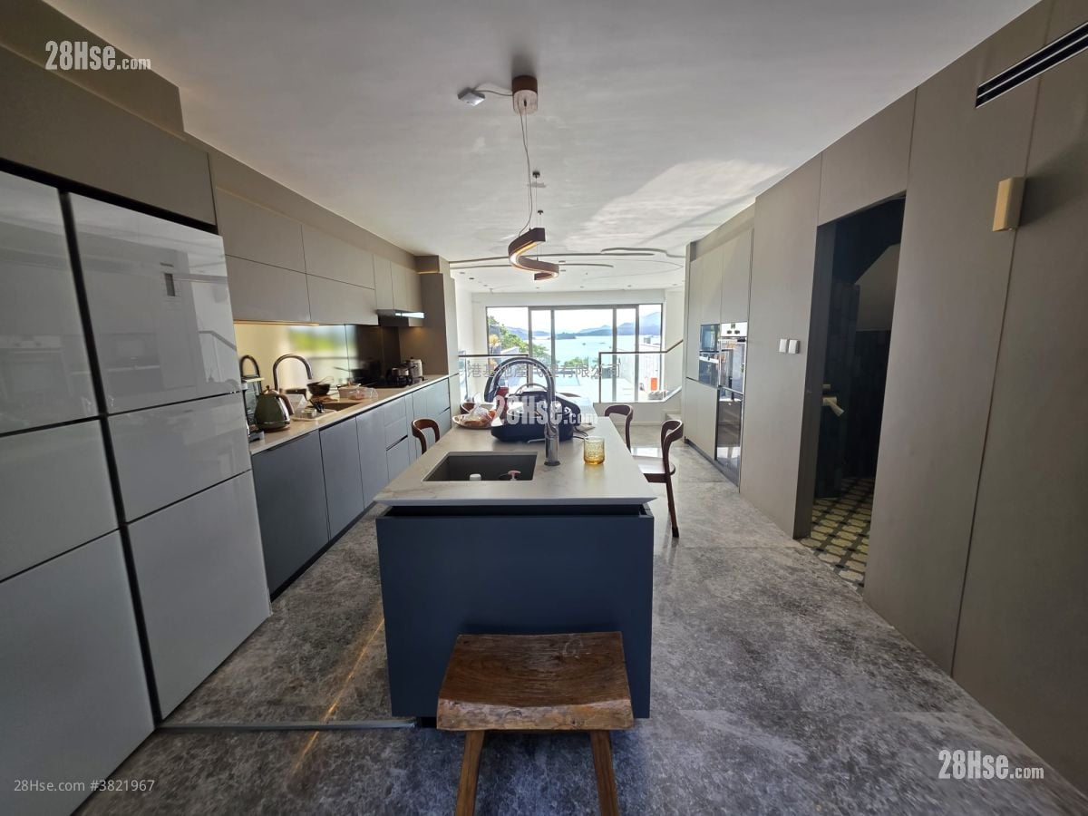 Tsam Chuk Wan Village Rental 5+ Bedrooms , 3 Bathrooms 2,100 ft²