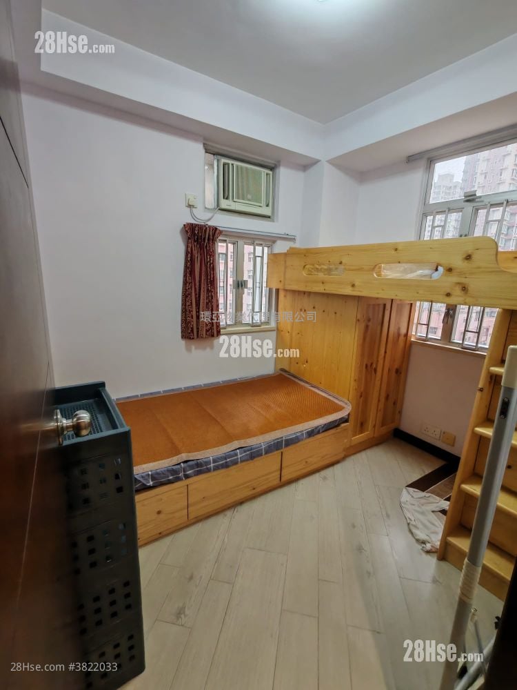 Pearl Court Sell 2 Bedrooms , 1 Bathroom 435 ft²