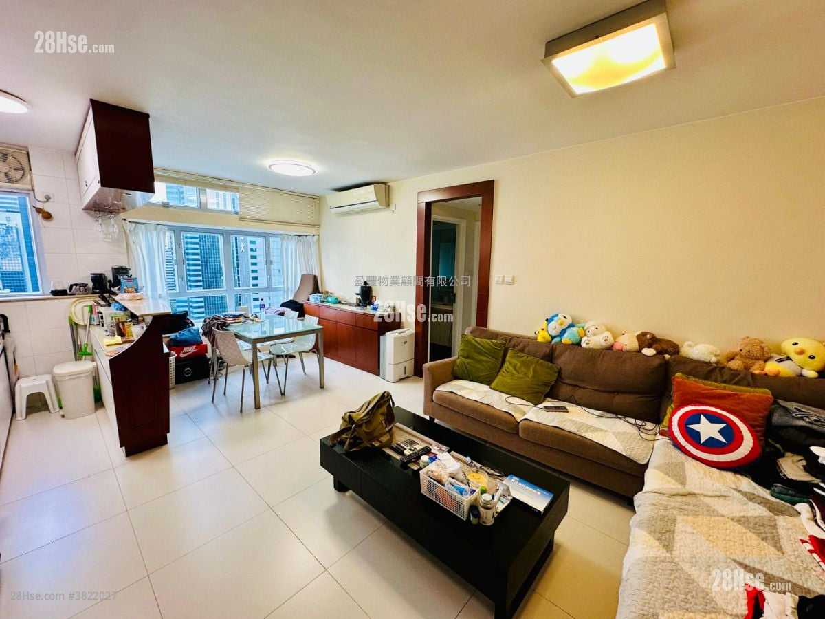 living room: Southorn Garden Sell 2 Bedrooms , 1 Bathroom 591 ft²