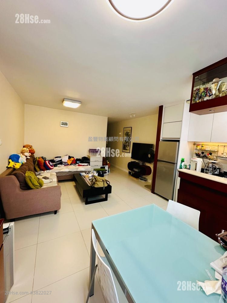 living room: Southorn Garden Sell 2 Bedrooms , 1 Bathroom 591 ft²