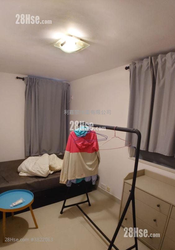 Yan Shing Court Sell 3 Bedrooms , 1 Bathroom 645 ft²