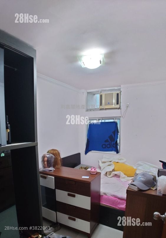Yan Shing Court Sell 3 Bedrooms , 1 Bathroom 645 ft²