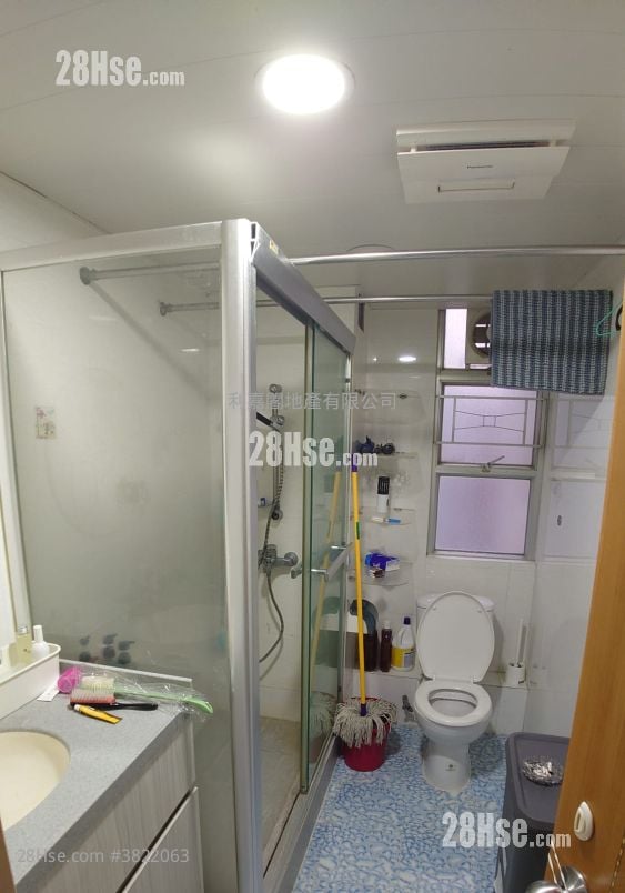 Yan Shing Court Sell 3 Bedrooms , 1 Bathroom 645 ft²