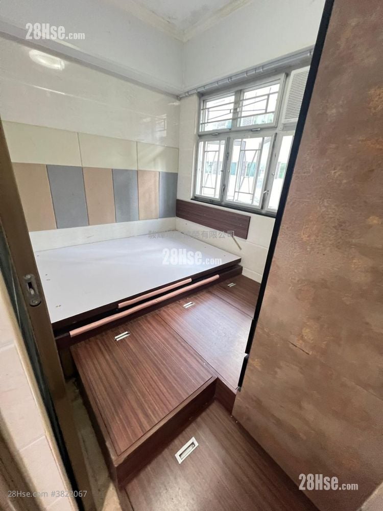 Tenement House Sell 4 Bedrooms , 4 Bathrooms 620 ft²