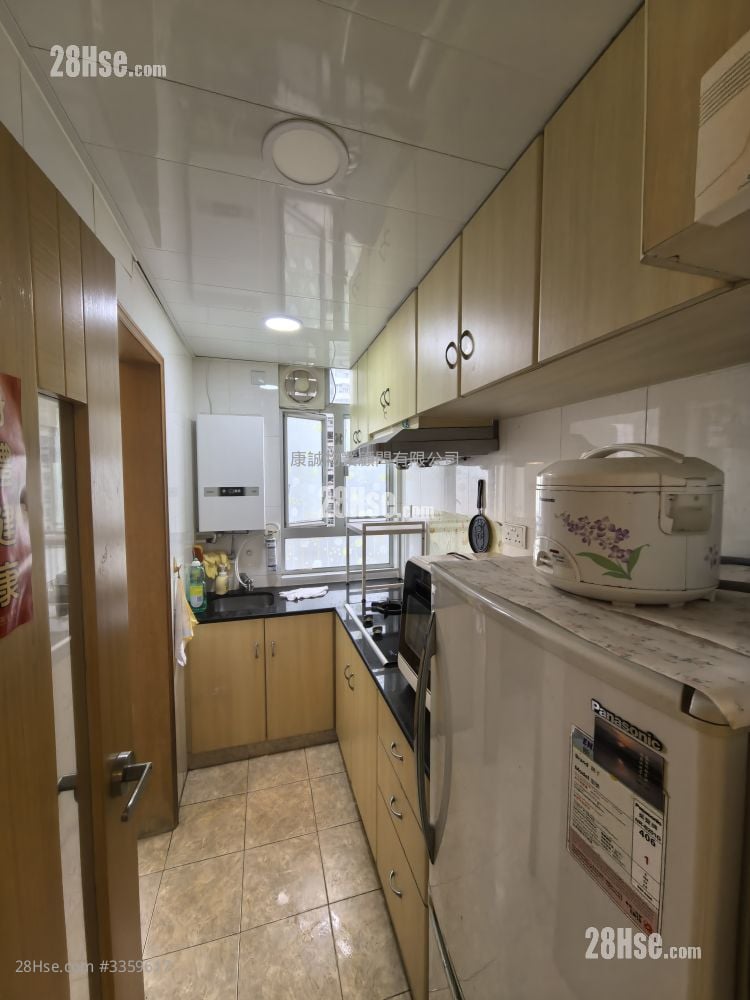 Hong Wah Court Sell 2 Bedrooms , 1 Bathroom 423 ft²