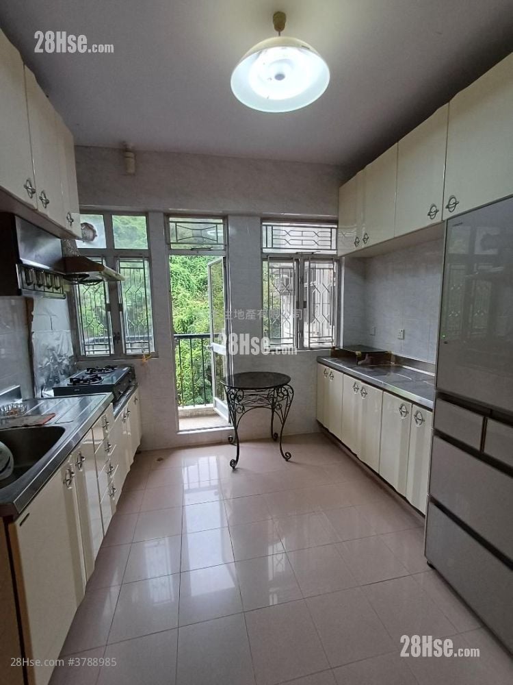 Dragon Court Sell 3 Bedrooms , 2 Bathrooms 1,143 ft²
