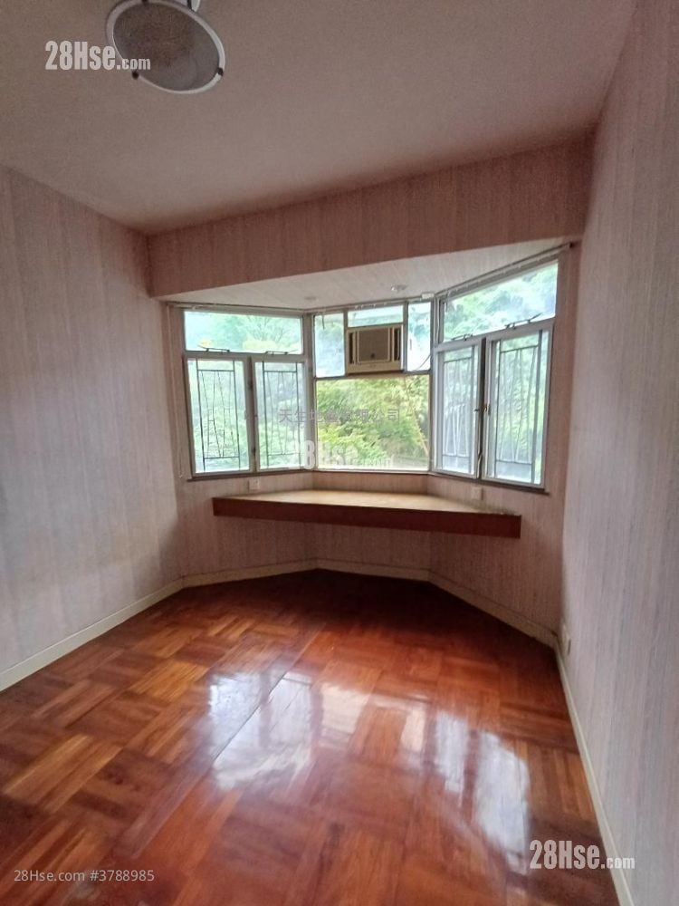 Dragon Court Sell 3 Bedrooms , 2 Bathrooms 1,143 ft²