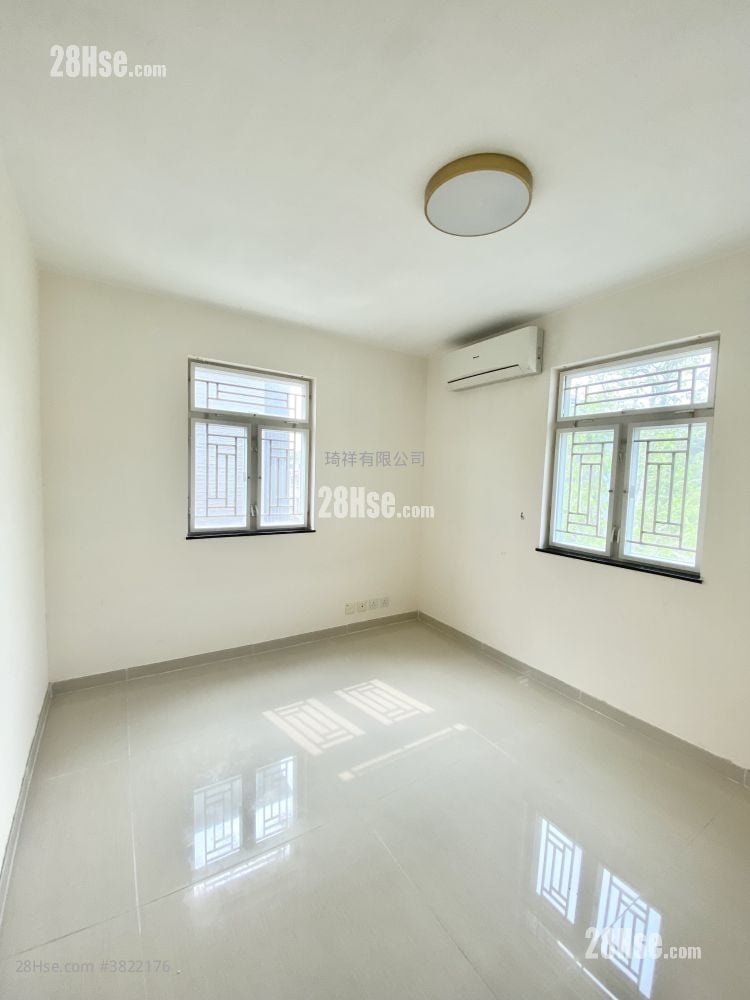 Village Sell 700 ft²