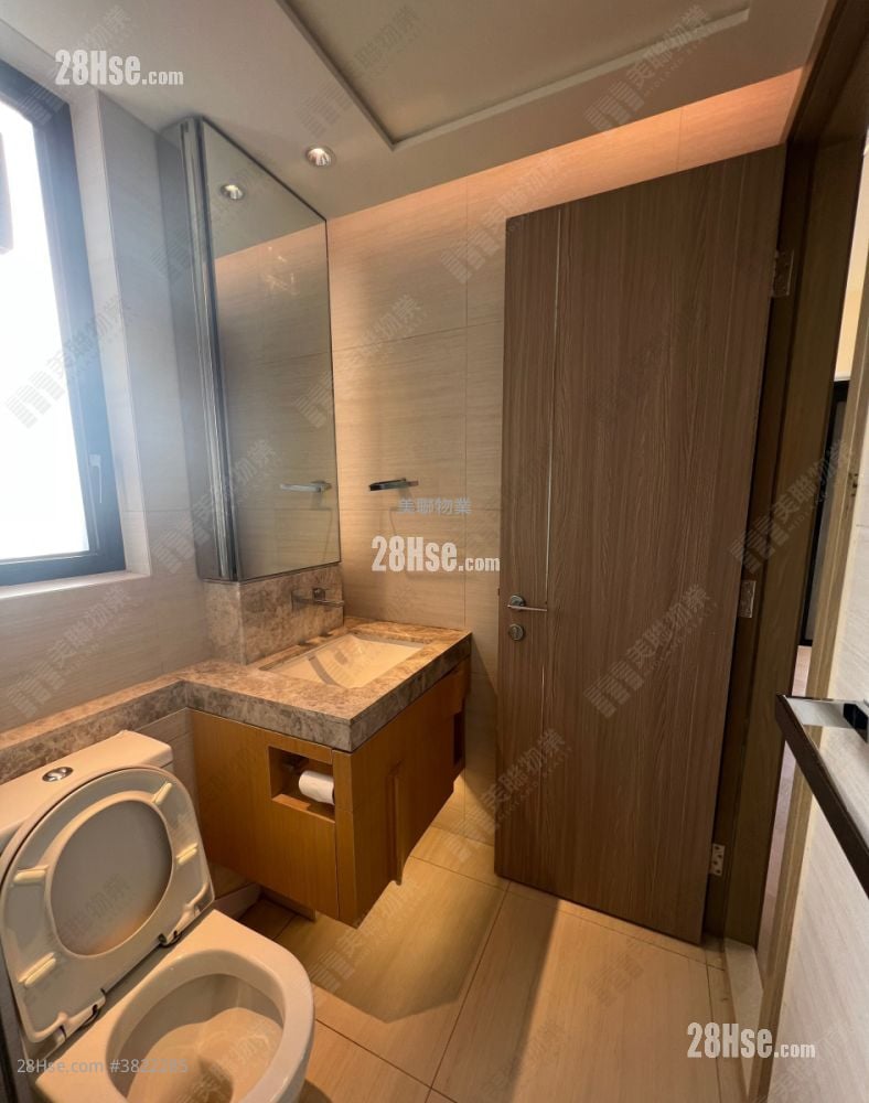bathroom: Twin Regency Sell 1 Bedroom , 1 Bathroom 373 ft²