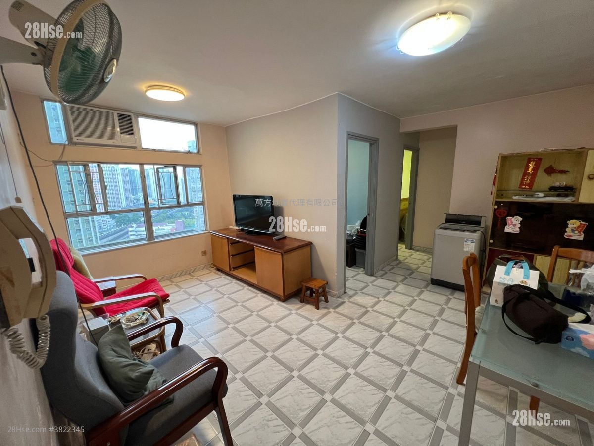 Kam On Court Sell 3 Bedrooms , 1 Bathroom 554 ft²