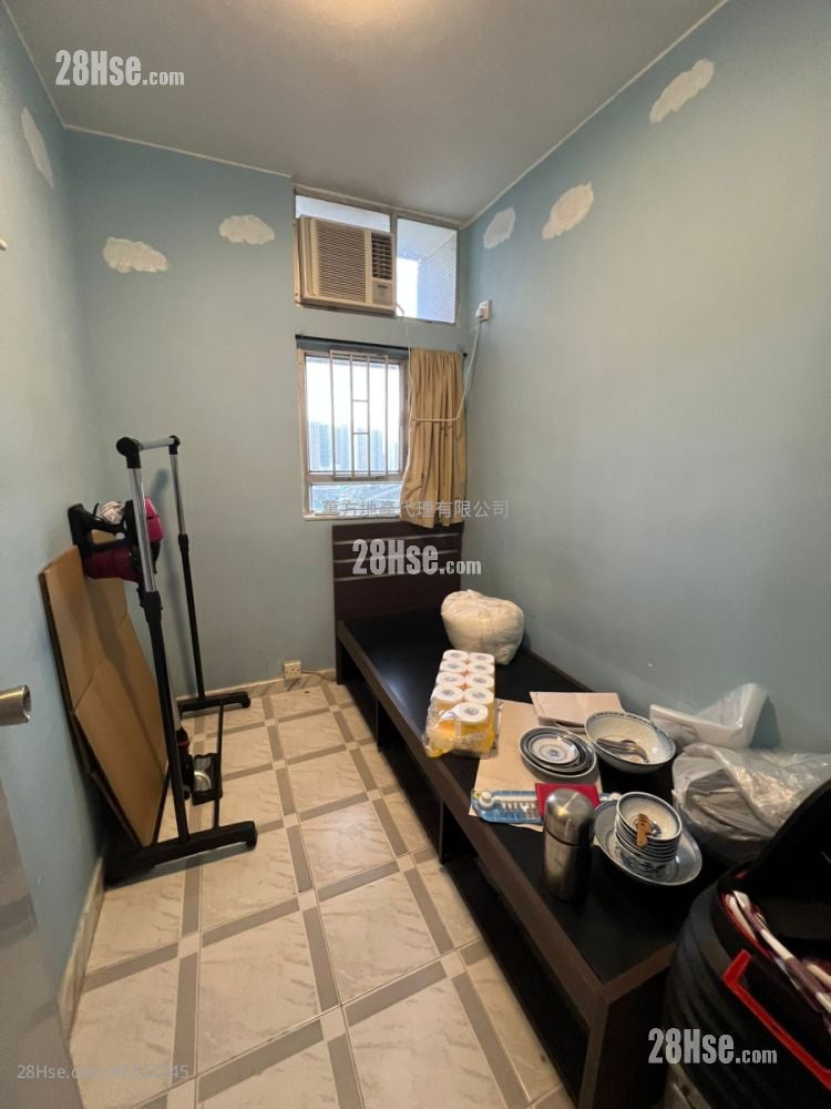 Kam On Court Sell 3 Bedrooms , 1 Bathroom 554 ft²