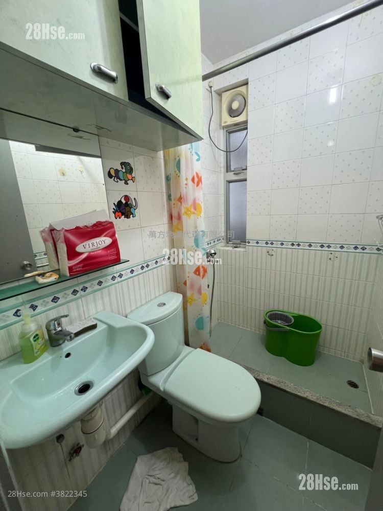 Kam On Court Sell 3 Bedrooms , 1 Bathroom 554 ft²