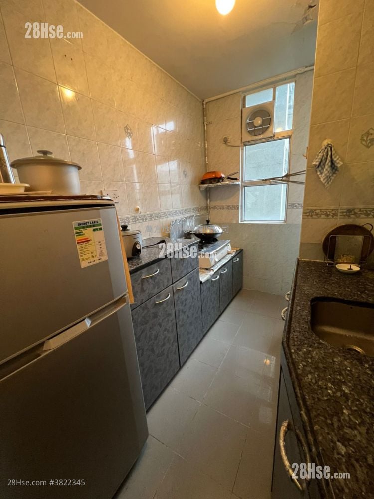 Kam On Court Sell 3 Bedrooms , 1 Bathroom 554 ft²