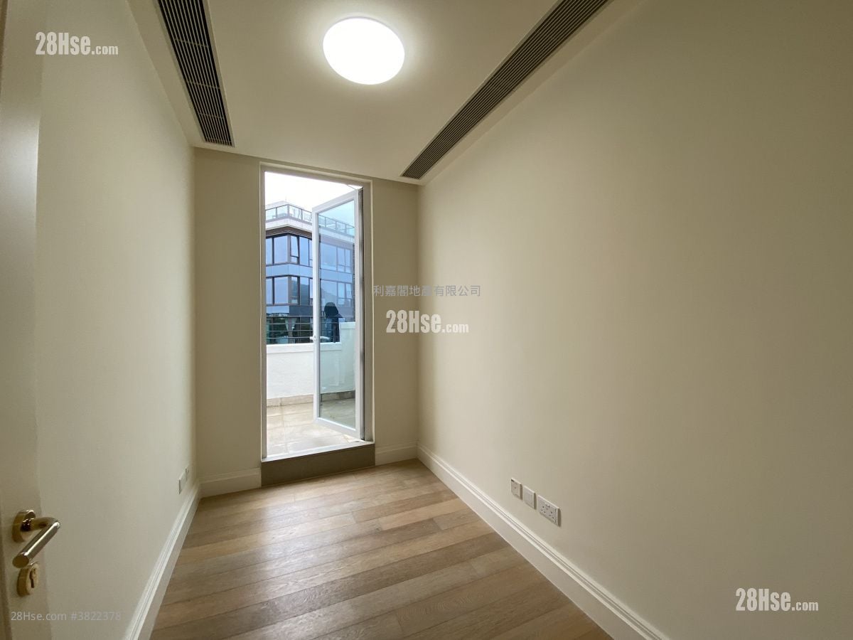 Le Cap Sell 4 Bedrooms , 2 Bathrooms 1,895 ft²