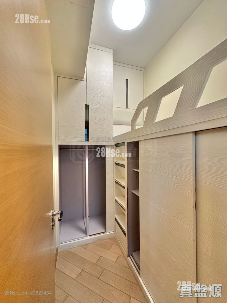 Riva Sell 4 Bedrooms , 2 Bathrooms 765 ft²