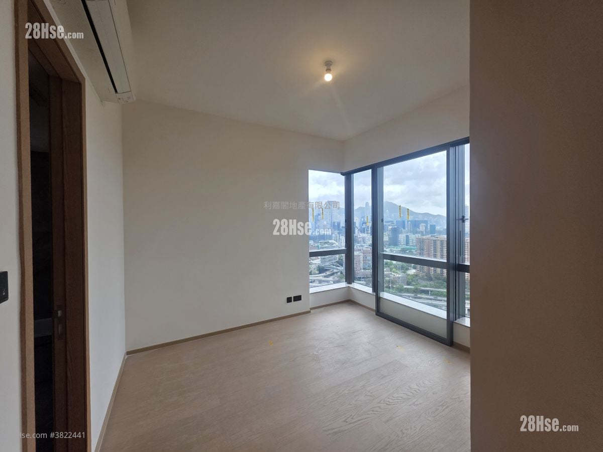 In One Rental 3 Bedrooms , 3 Bathrooms 940 ft²