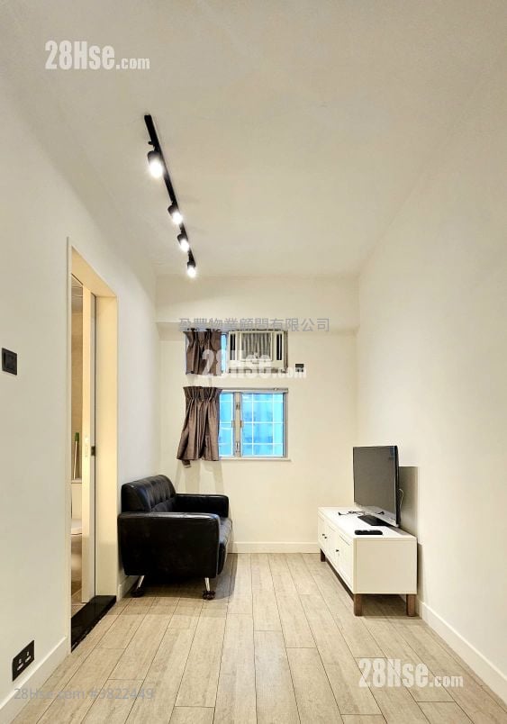 living room: Dandenong Mansion Sell 1 Bedroom , 1 Bathroom 271 ft²