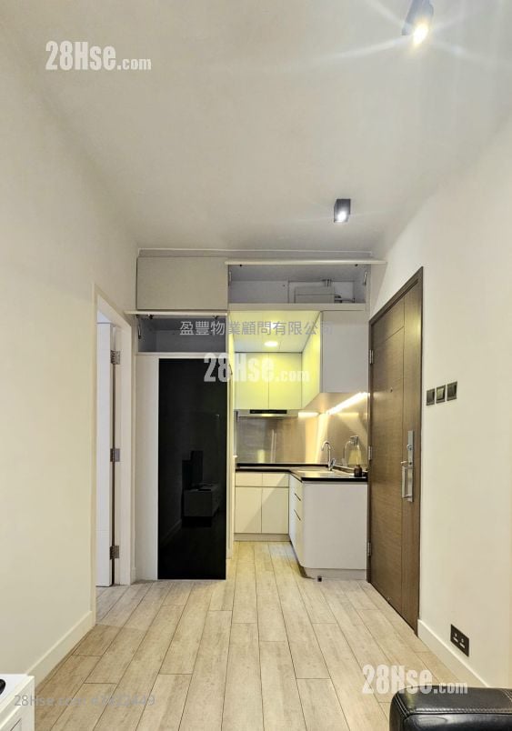 living room: Dandenong Mansion Sell 1 Bedroom , 1 Bathroom 271 ft²