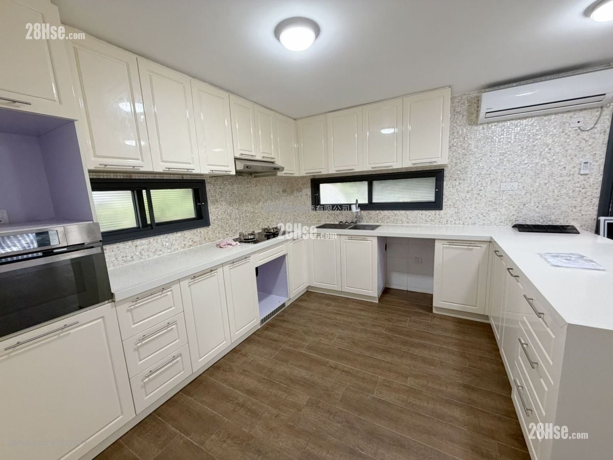 Village Rental 5+ Bedrooms , 2 Bathrooms 2,000 ft²