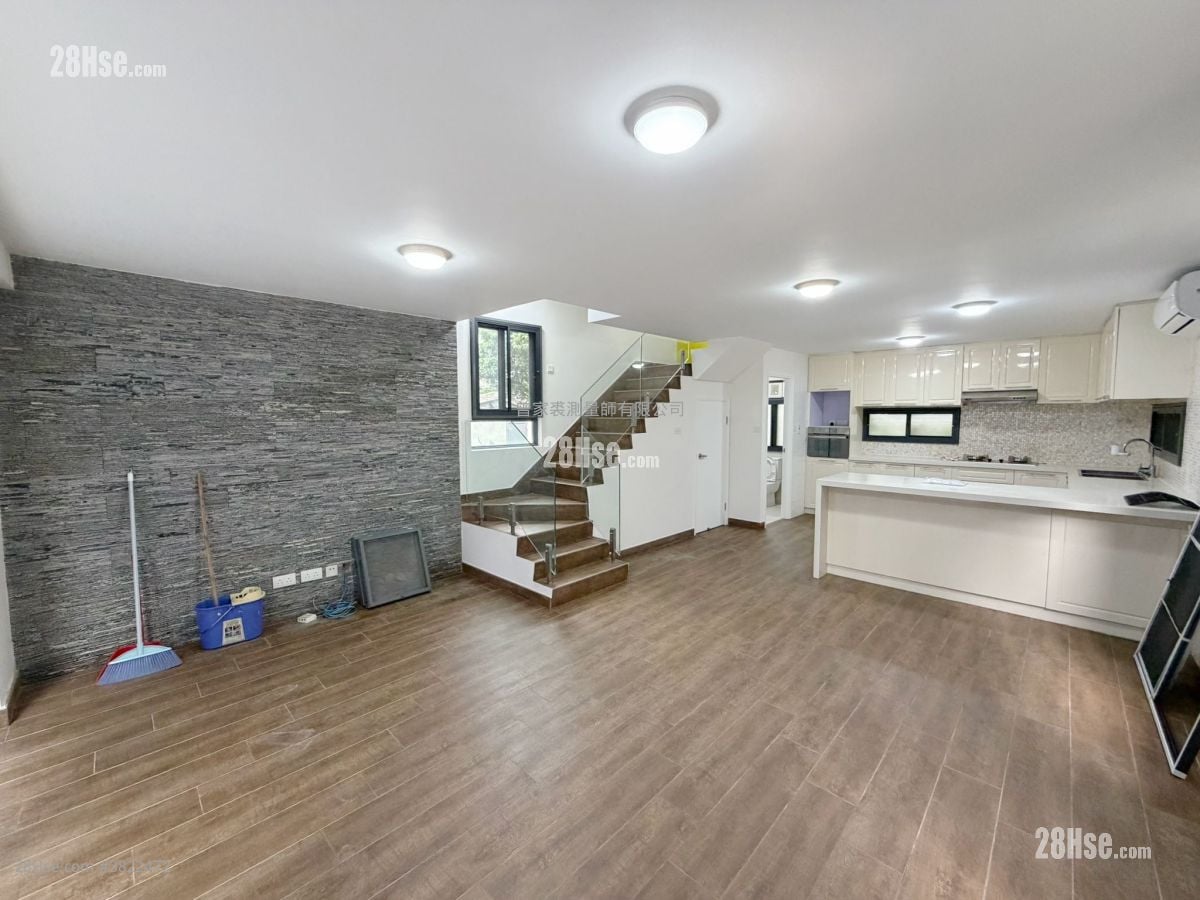 Village Rental 5+ Bedrooms , 2 Bathrooms 2,000 ft²