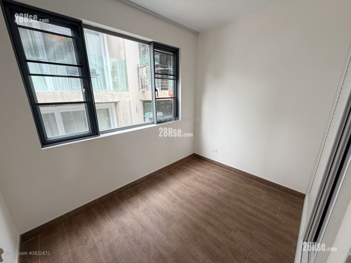 Village Rental 5+ Bedrooms , 2 Bathrooms 2,000 ft²