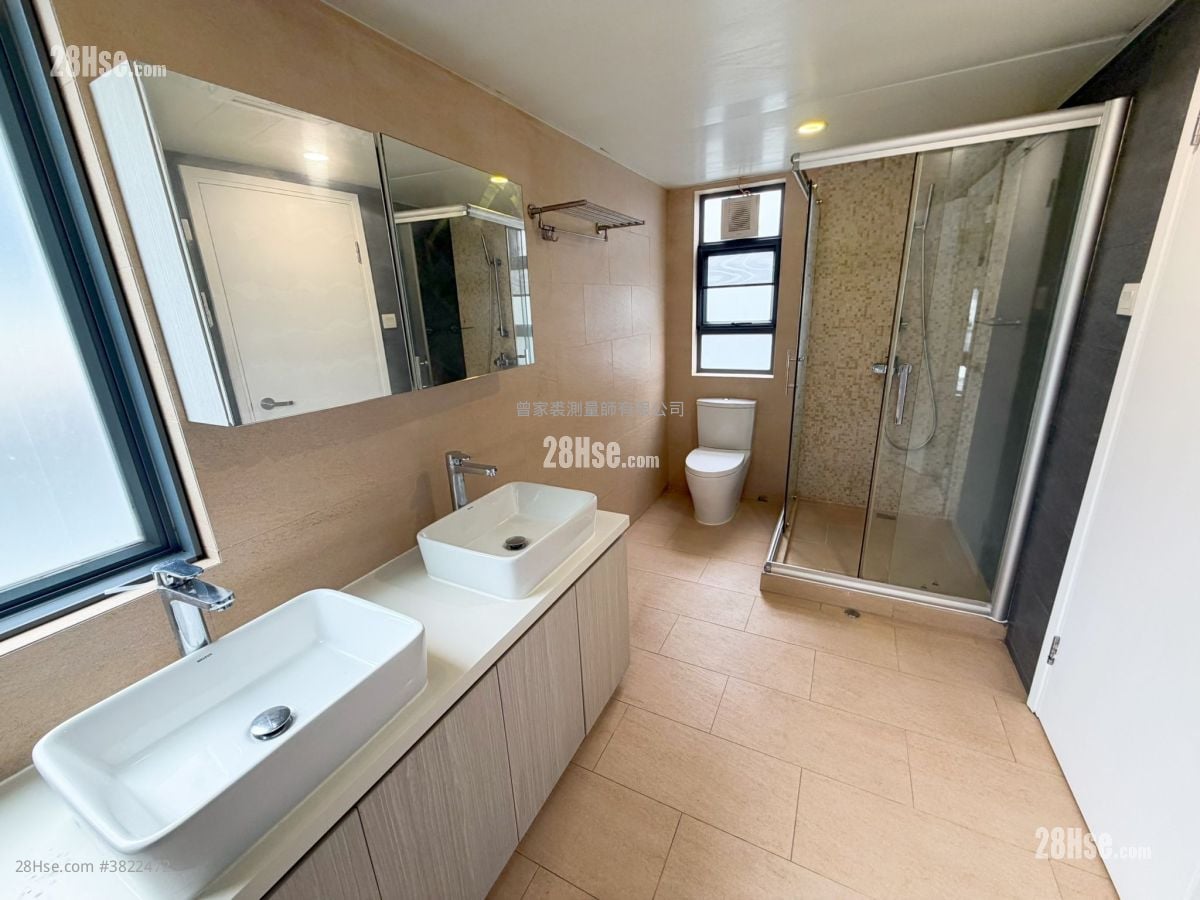 Village Rental 5+ Bedrooms , 2 Bathrooms 2,000 ft²