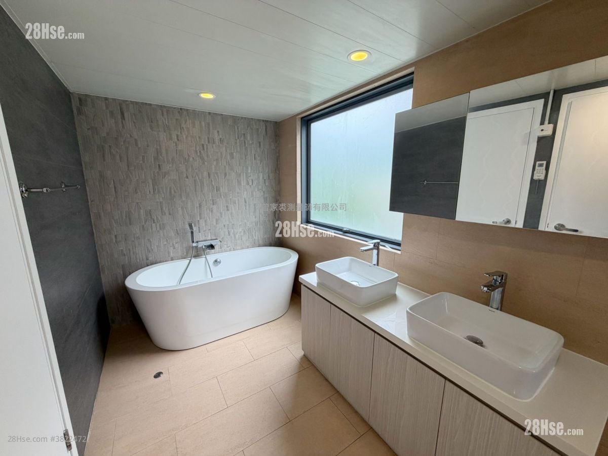 Village Rental 5+ Bedrooms , 2 Bathrooms 2,000 ft²