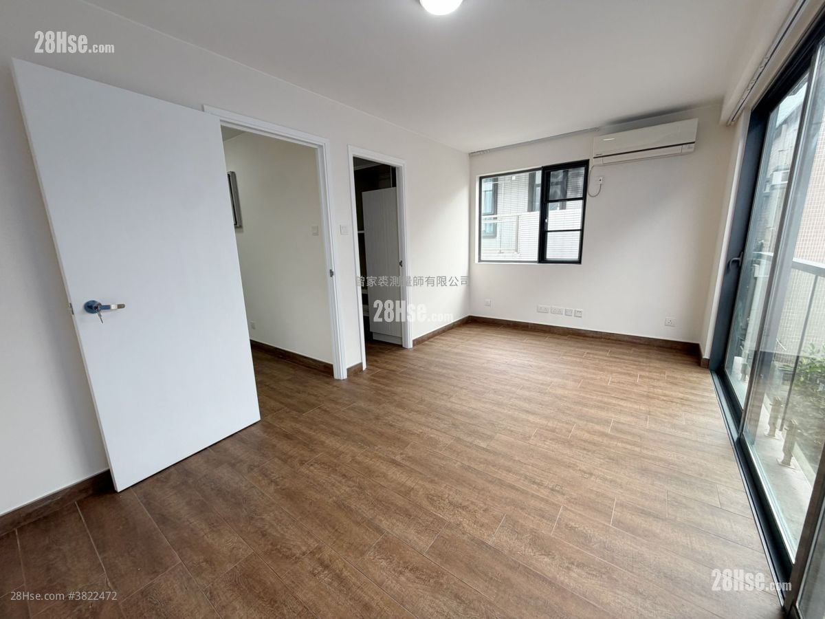 Village Rental 5+ Bedrooms , 2 Bathrooms 2,000 ft²