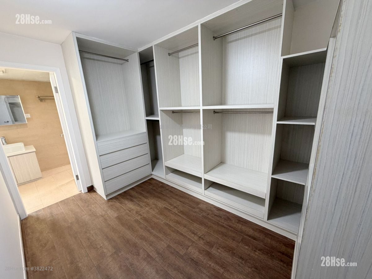 Village Rental 5+ Bedrooms , 2 Bathrooms 2,000 ft²