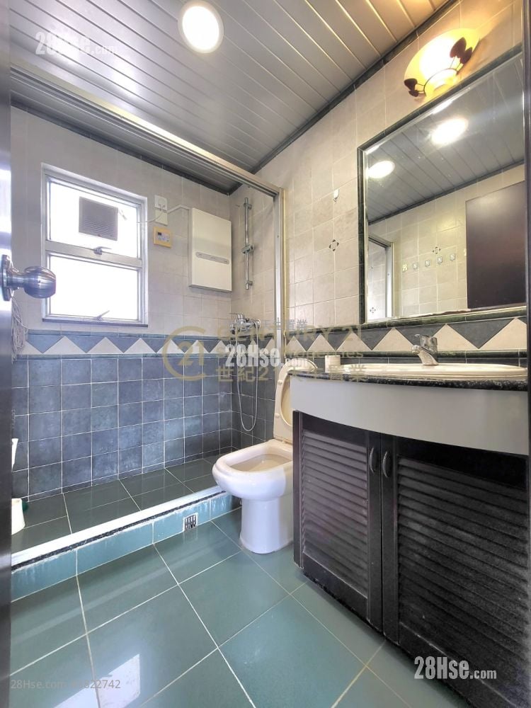 Dragon Inn Court Sell 4 Bedrooms , 2 Bathrooms 970 ft²