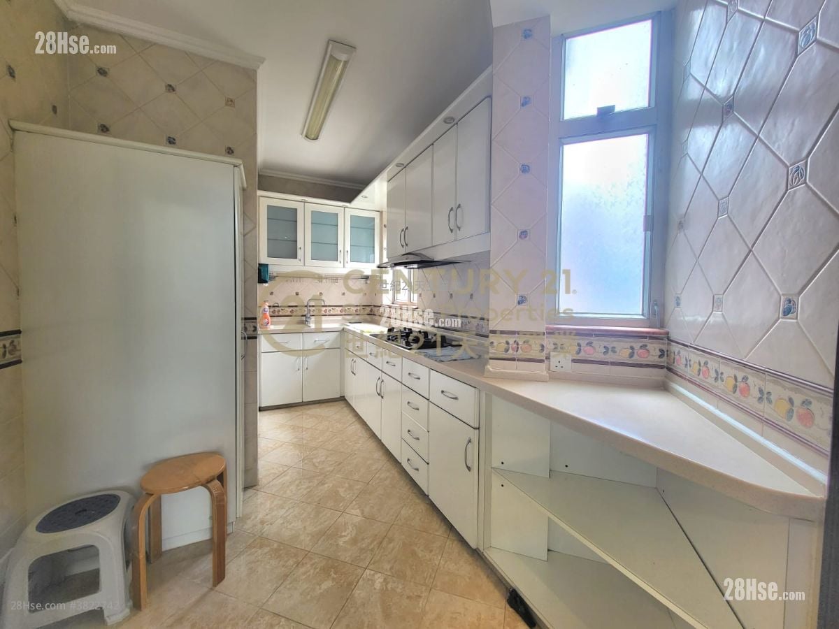 Dragon Inn Court Sell 4 Bedrooms , 2 Bathrooms 970 ft²