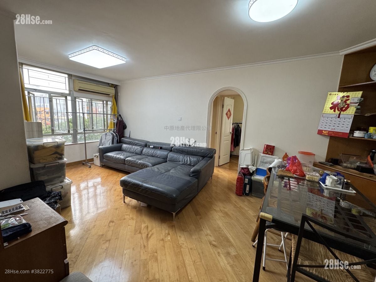 King Shing Court Sell 3 Bedrooms 606 ft²