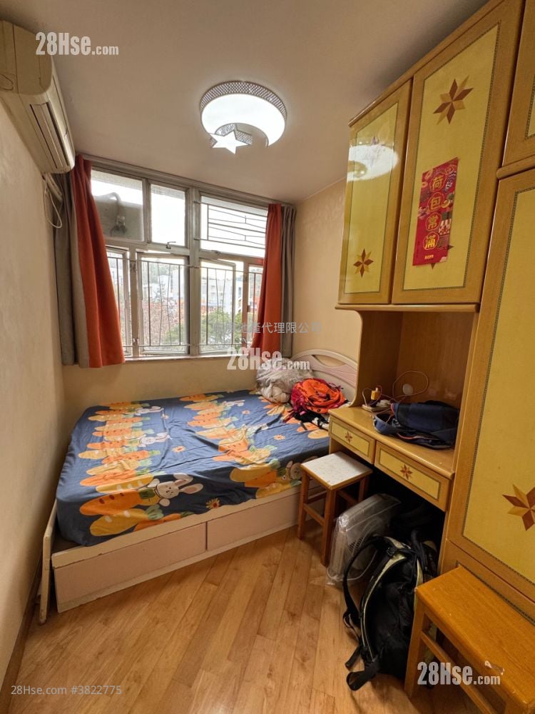 King Shing Court Sell 3 Bedrooms 606 ft²