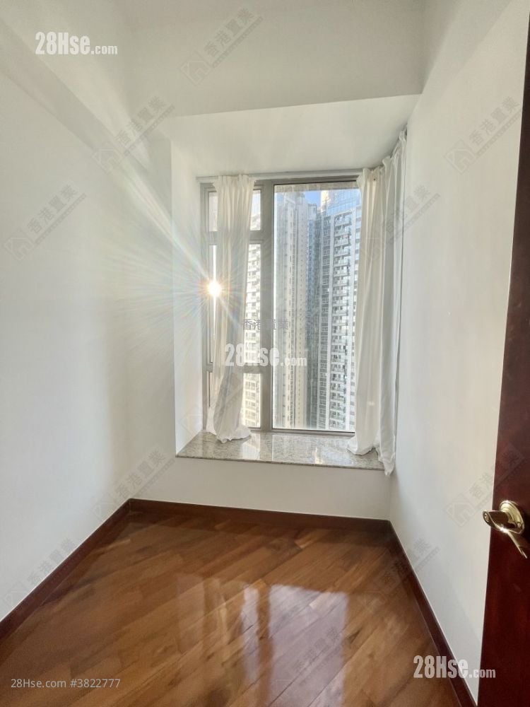 One Silversea Sell 3 Bedrooms , 2 Bathrooms 665 ft²