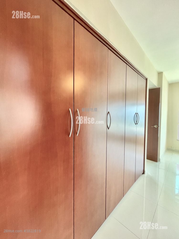 Hong Kong Gold Coast Sell 1,070 ft²