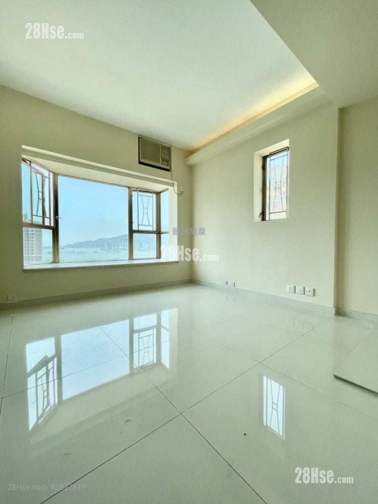 Hong Kong Gold Coast Sell 1,070 ft²