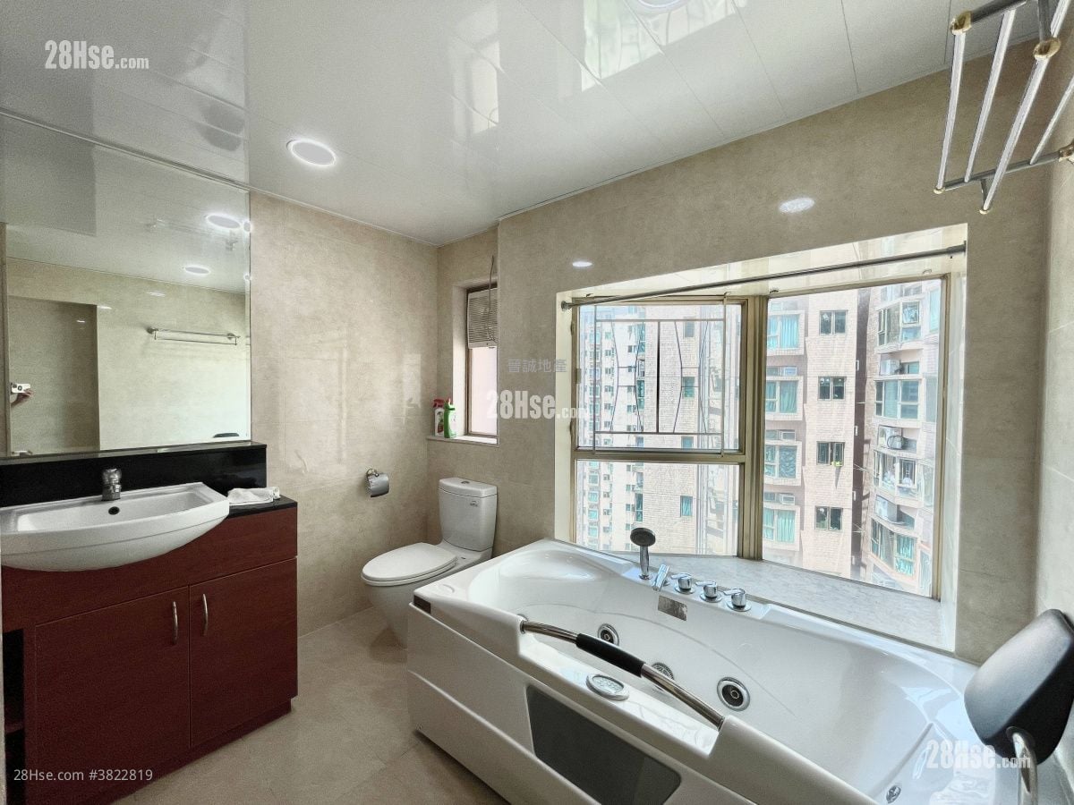 Hong Kong Gold Coast Sell 1,070 ft²