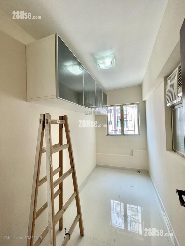 Hong Kong Gold Coast Sell 1,070 ft²