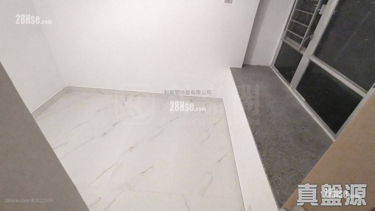 Kingswood Villas Sell 2 Bedrooms , 1 Bathroom 449 ft²