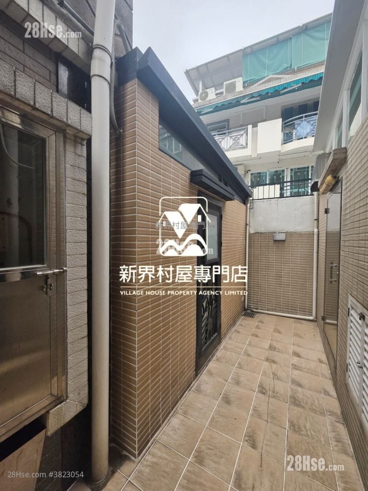 Village Sell 3 Bathrooms 1,400 ft²