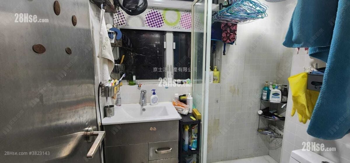 May Shing Court Sell 3 Bedrooms , 1 Bathroom 490 ft²