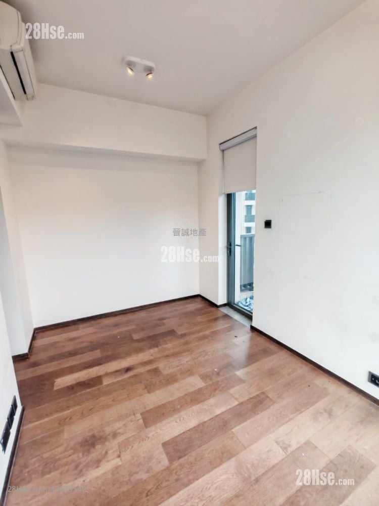 Le Pont Sell 3 Bedrooms , 2 Bathrooms 755 ft²