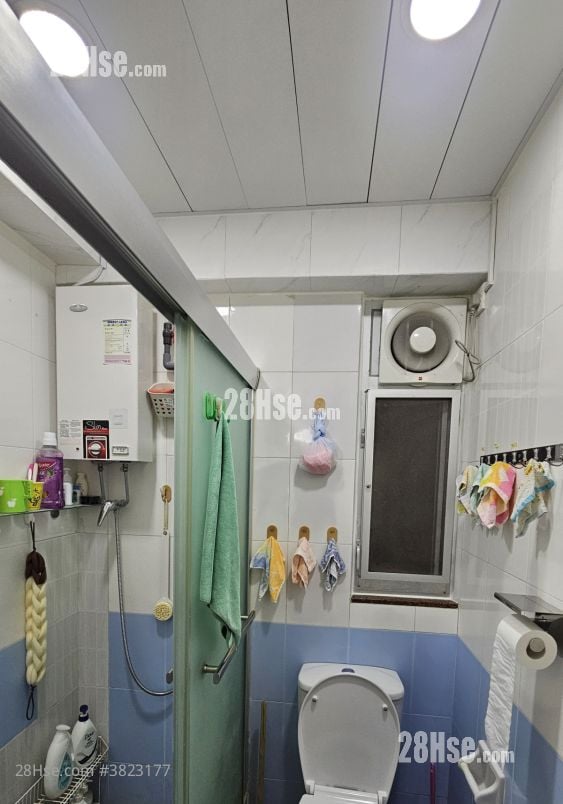 Kam Pui Building Sell 2 Bedrooms , 1 Bathroom 371 ft²