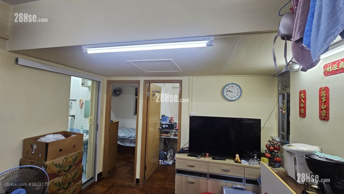 Kam Pui Building Sell 2 Bedrooms , 1 Bathroom 371 ft²