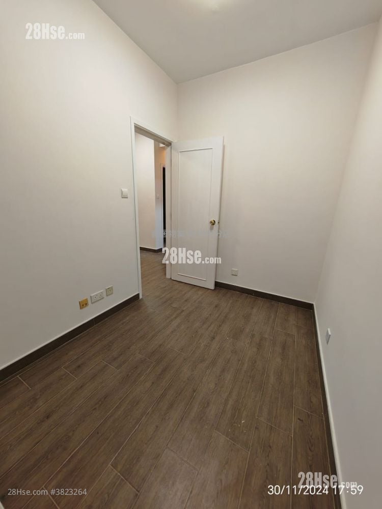 Lee Tak Cheong Mansion Sell 2 Bedrooms , 1 Bathroom 375 ft²