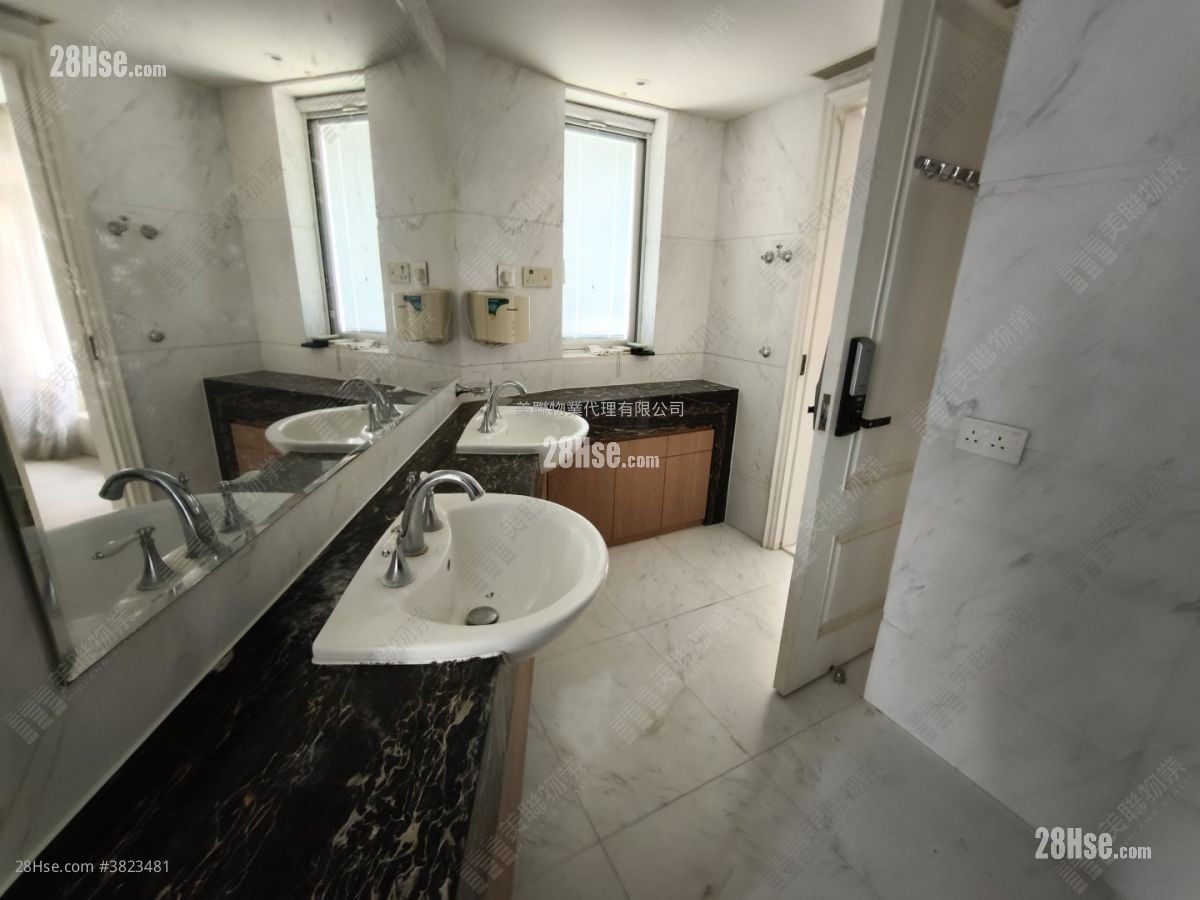 Silver Crest Sell 5+ Bedrooms 3,256 ft²