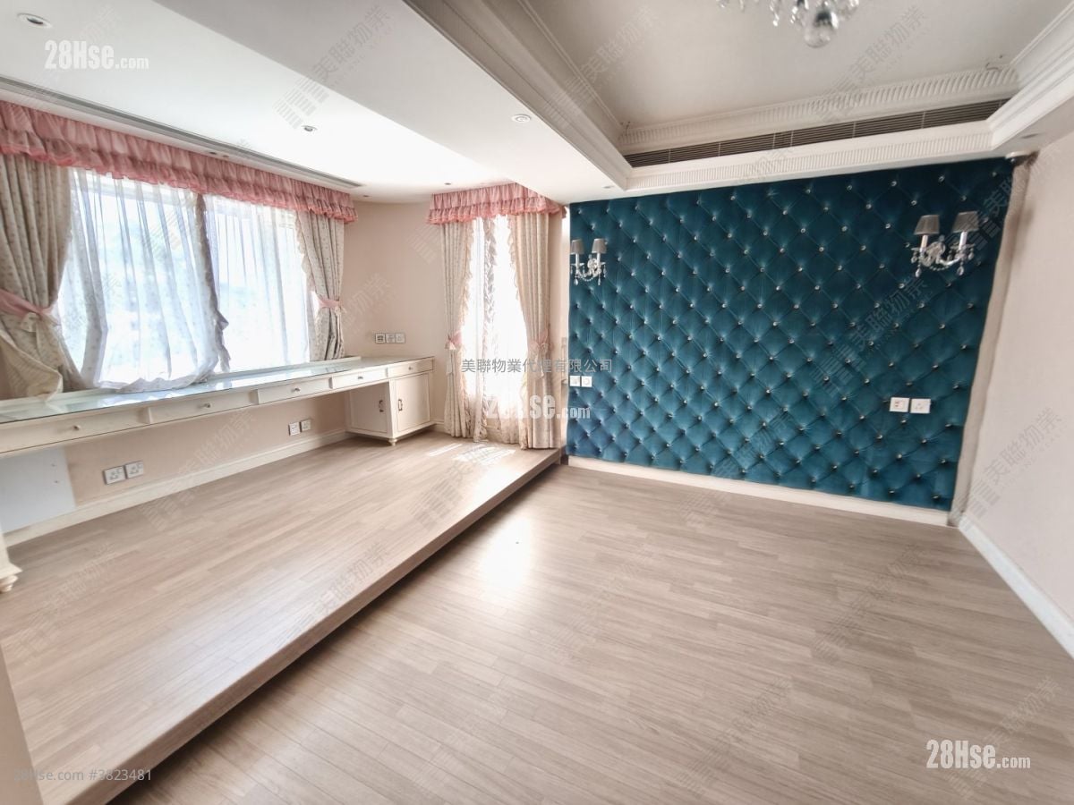 Silver Crest Sell 5+ Bedrooms 3,256 ft²