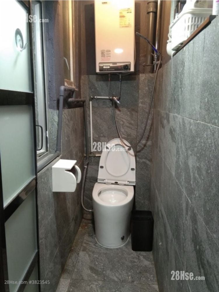 浴室: Small bathroom