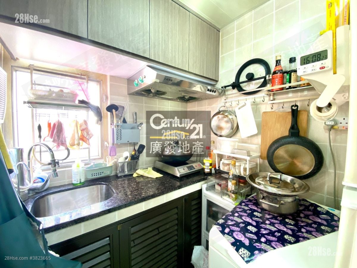 Shun On Building Sell 2 Bedrooms , 1 Bathroom 320 ft²