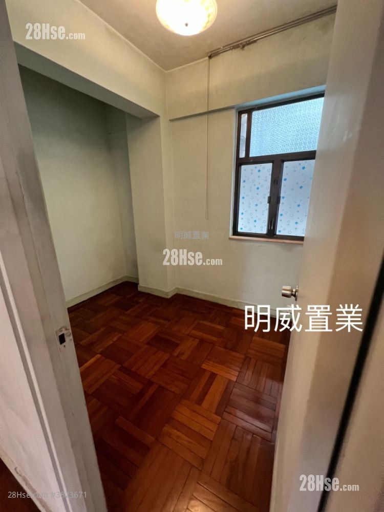 Yan On Building Sell 3 Bedrooms , 1 Bathroom 606 ft²